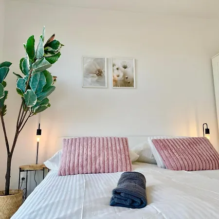 Modern With Balcony Near Scs Apartment *